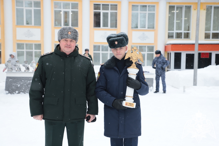 КАДЕТЫ ПОКАЗАЛИ ВЫСШИЙ КЛАСС НА СМОТРЕ СТРОЯ И ПЕСНИ