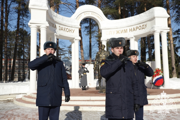 КАДЕТЫ ПОЧТИЛИ ПАМЯТЬ ГЕРОЯ РОССИИ ФЕДОРА КУЗЬМИНА
