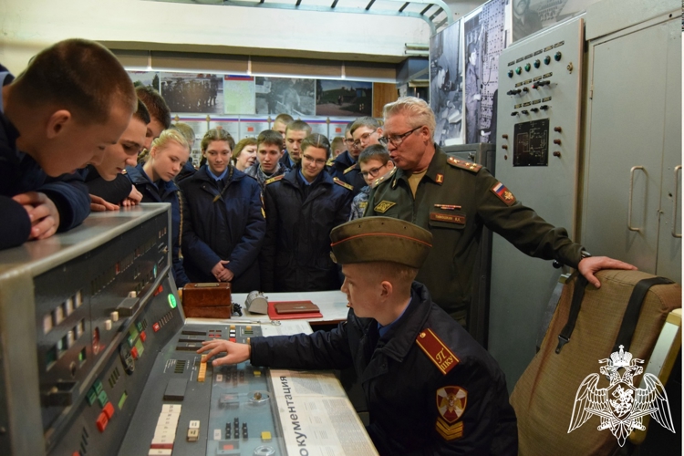 СПУСК В БУНКЕР — ПОГРУЖЕНИЕ В ИСТОРИЮ