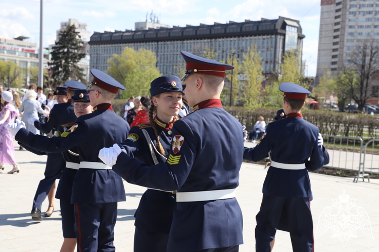 КАДЕТЫ В РИТМЕ «ВАЛЬСА ПОБЕДЫ»