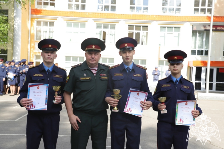 НАГРАЖДЕНИЕ КАДЕТ НА УТРЕННЕМ РАЗВОДЕ