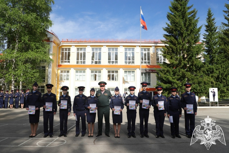 НАГРАЖДЕНИЕ КАДЕТ НА УТРЕННЕМ РАЗВОДЕ