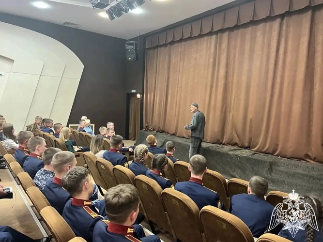 КАДЕТЫ В ТЕАТРЕ: РАЗГОВОР О ВАЖНОМ И ВЕЧНОМ
